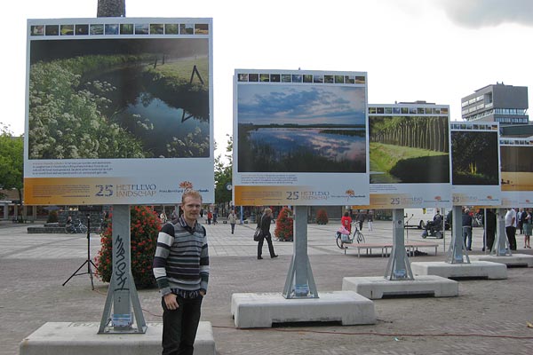 Ik bij de expositie borden