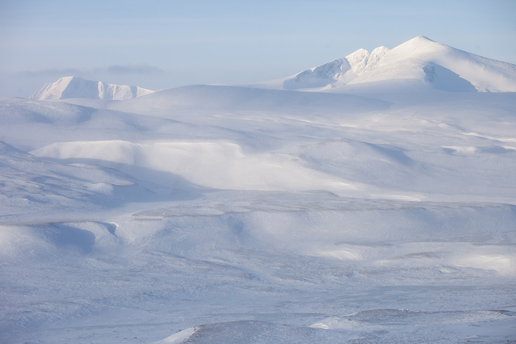 Besneeuwde Snøhetta in de winter