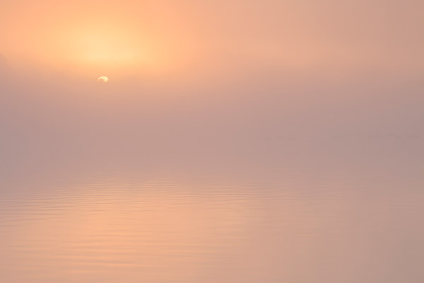 Zonsopkomst boven een ven in het Holtingerveld