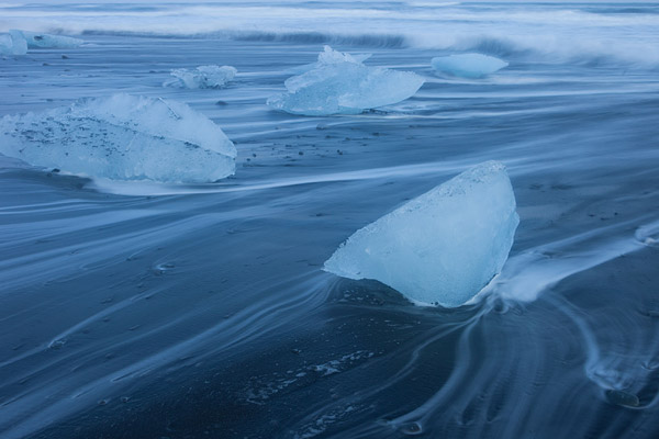 IJsschotsen op het strand bij Jokulsarlon