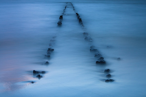 Strekdam in het IJsselmeer met een lange sluitertijd