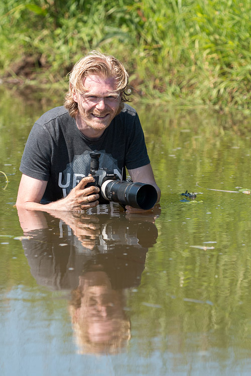 Johannes Klapwijk ondergedompeld in het habitat van de weidebeekjuffer (Calopteryx splendens)