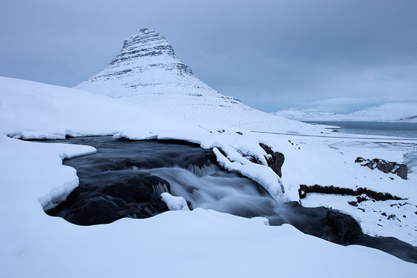 Kirjufellfoss met de berg in de achtergrond