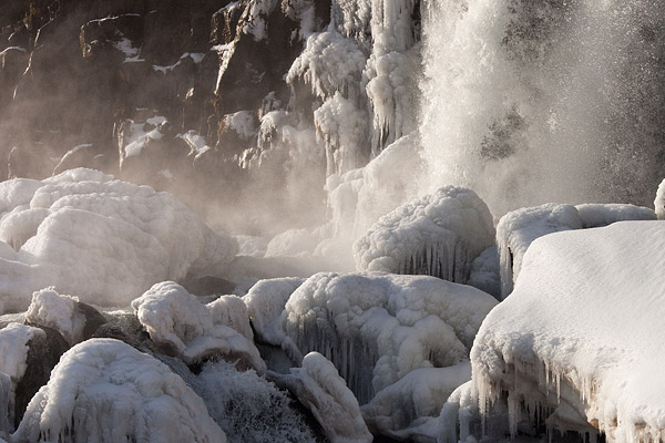 IJspegels in de oxararfoss bij Thingvellir