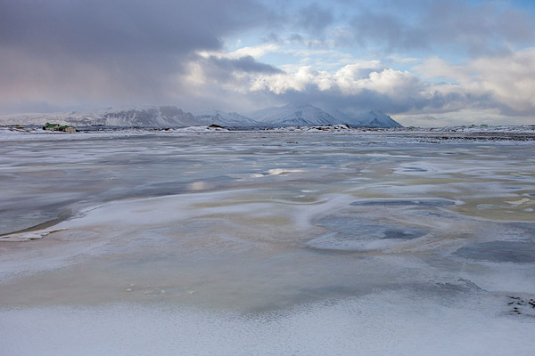 Sneeuw en ijspatroon in een rivier