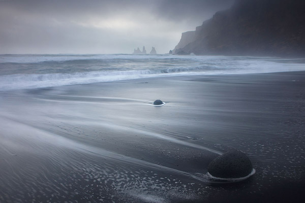 Het strand bij Vik met de rotsformatie Reynisdrangar in de achtergrond