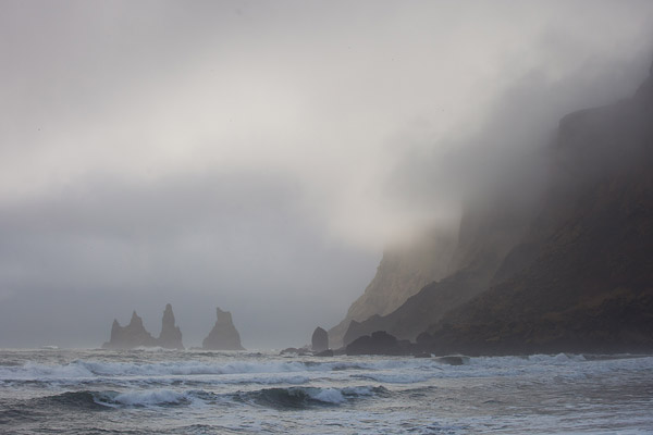 Close-up van Reynisdrangar bij Vik