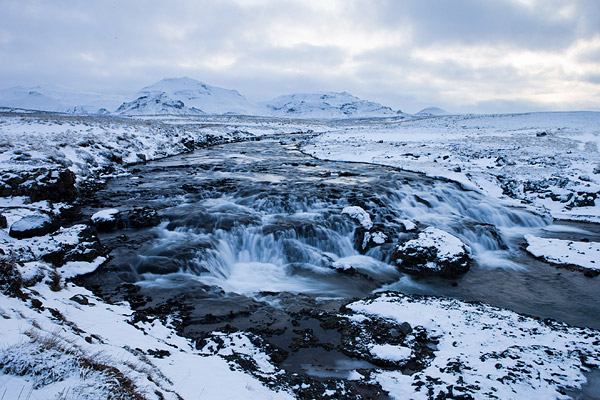 Waterval in besneeuwd landschap