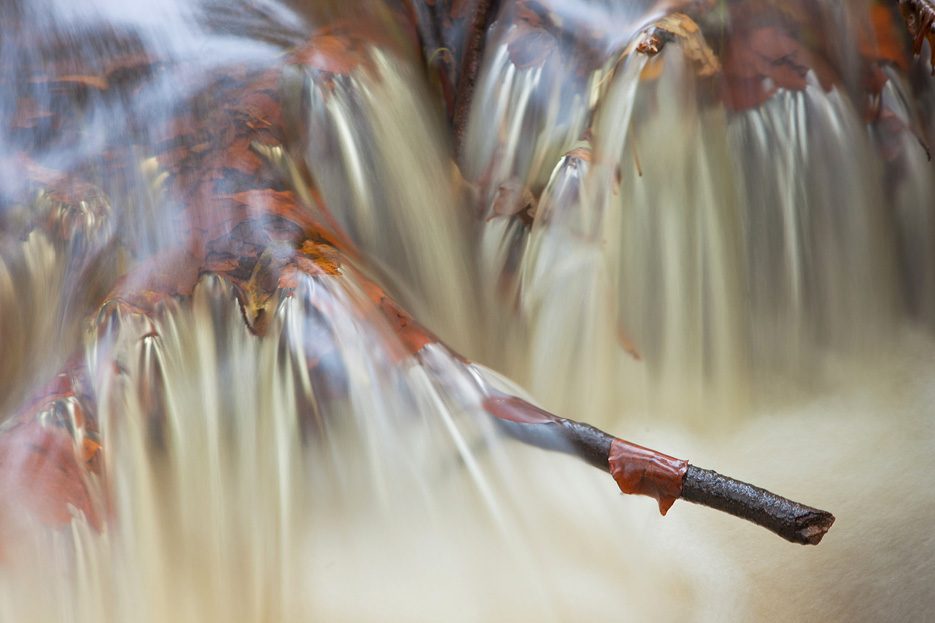 Abstracte foto van een waterval in de Hierdense beek