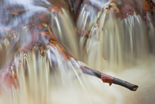 Abstracte foto van een waterval in de Hierdense beek