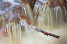 Abstracte foto van een waterval in de Hierdense beek