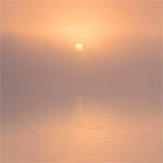 Mistige zonsopkomst